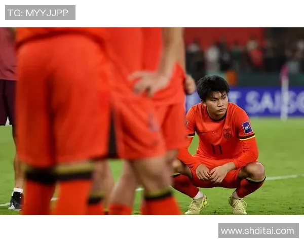 国足球迷泪洒赛场心碎瞬间展现中国足球的悲情与希望 国足球迷泪洒赛场心碎瞬间展现中国足球的悲情与希望