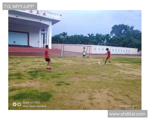 压弯足球的技巧与训练方法探索助你提升球技与比赛表现 压弯足球的技巧与训练方法探索助你提升球技与比赛表现